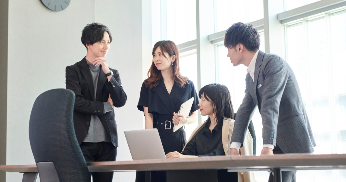 異なる視点を持つメンバーと対話しながらアイデアを出し合う様子