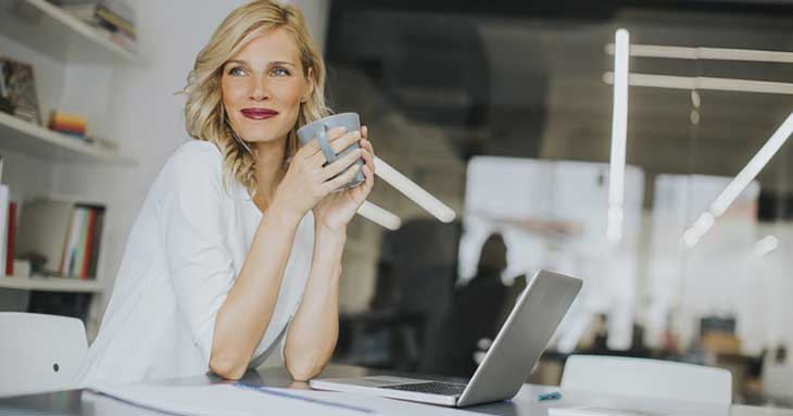 コーヒーを飲む女性