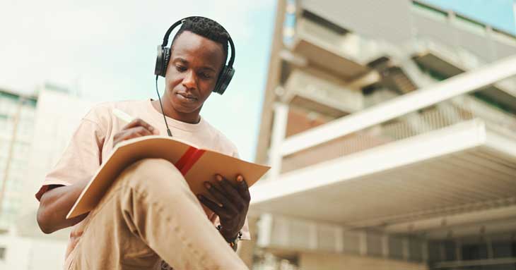 勉強のモチベーションを上げる方法：音楽を聴く