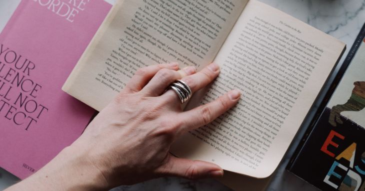 読み返しを防ぐために文章を指でなぞりながら読む人の手