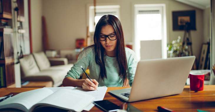 モチベーションを維持しながら勉強している女性