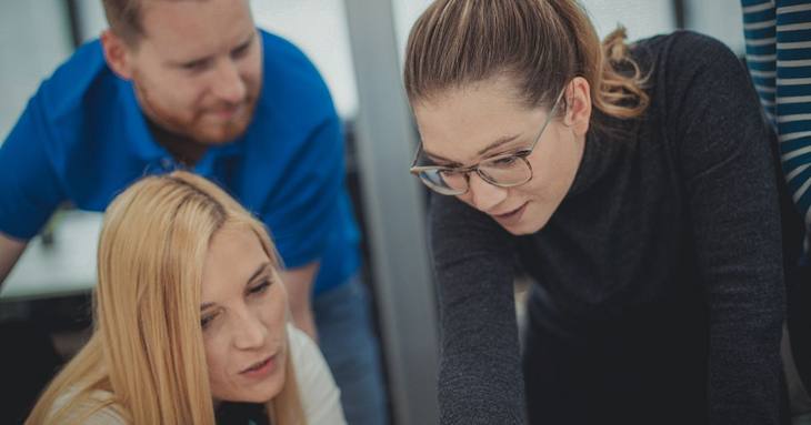 部下に指示を出す上司