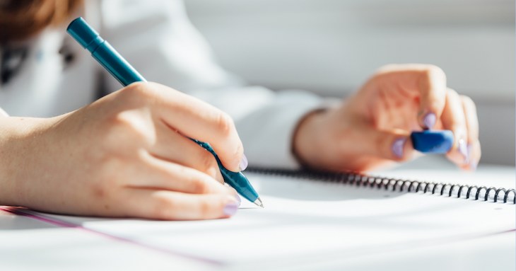 疑問を書き出している様子