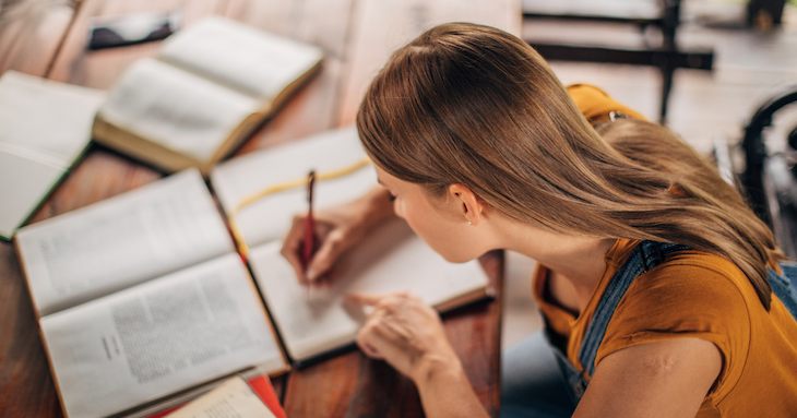 忘れかけている内容を復習している女性