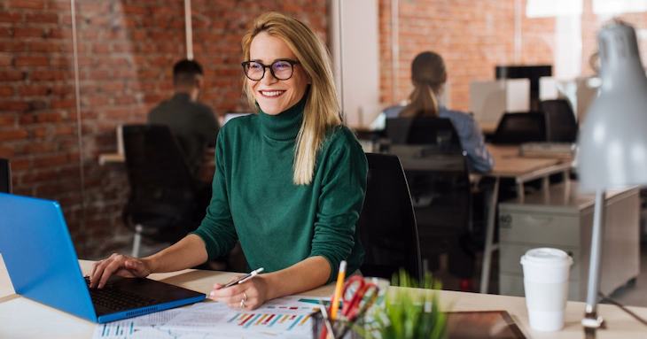 力を抜いて仕事をしている女性