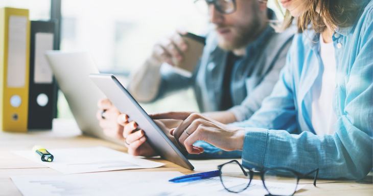 上司から指摘を受けている部下