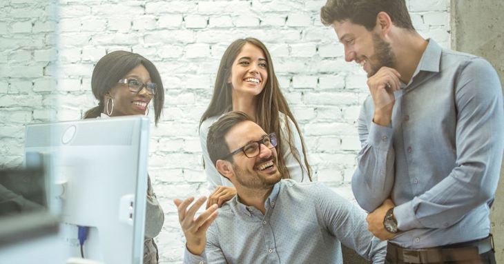 周囲に好かれている会社員