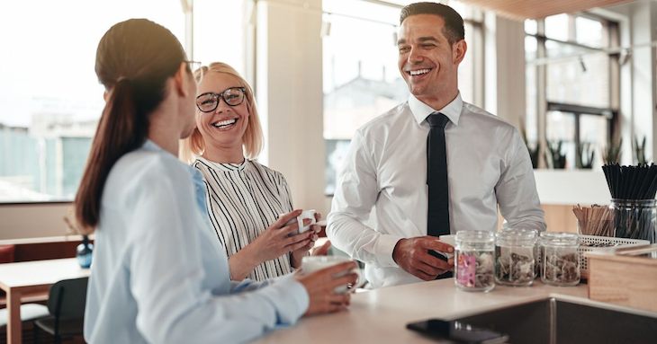 同僚を褒めている女性