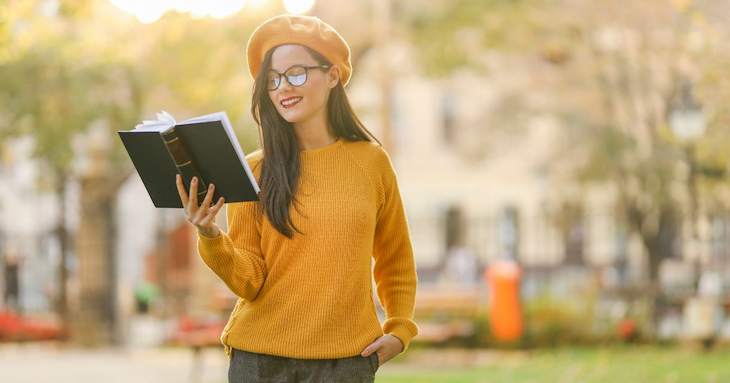 スキマ時間に勉強している女性