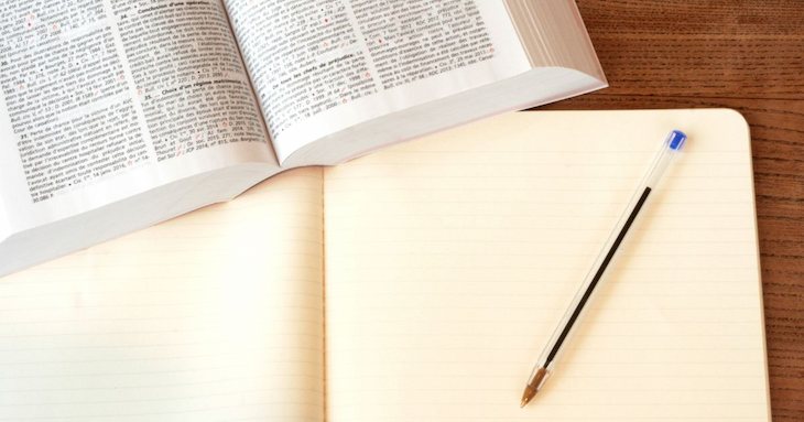 ノートを使って勉強している様子