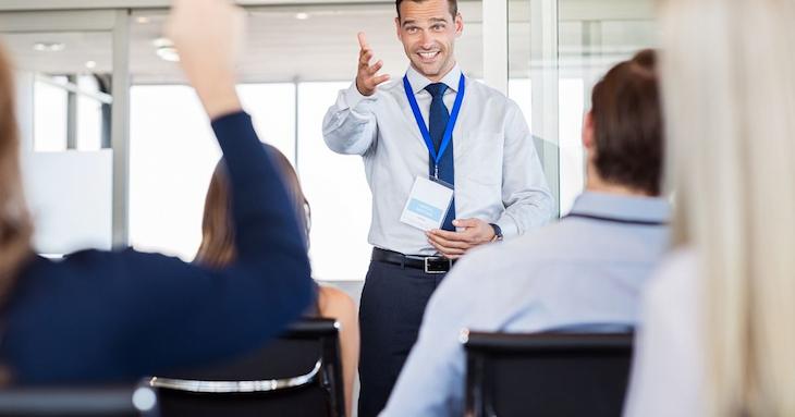 英会話メインの英語研修を行なっている様子