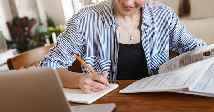 インプットとアウトプットのバランスをとって学習している女性