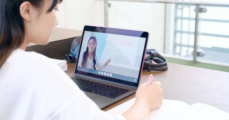 オンラインで英語を学んでいる女性