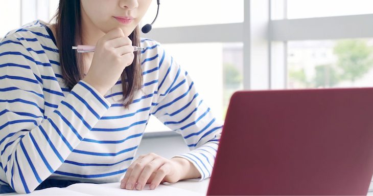 パソコンを前に勉強している女性