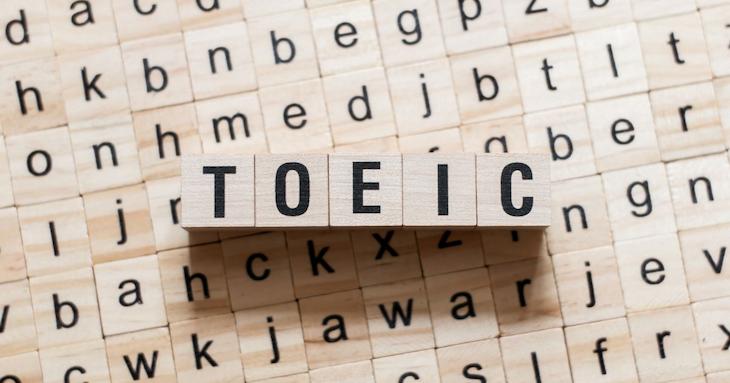アルファベットの書かれたブロックで「TOEIC」の文字が示されている様子