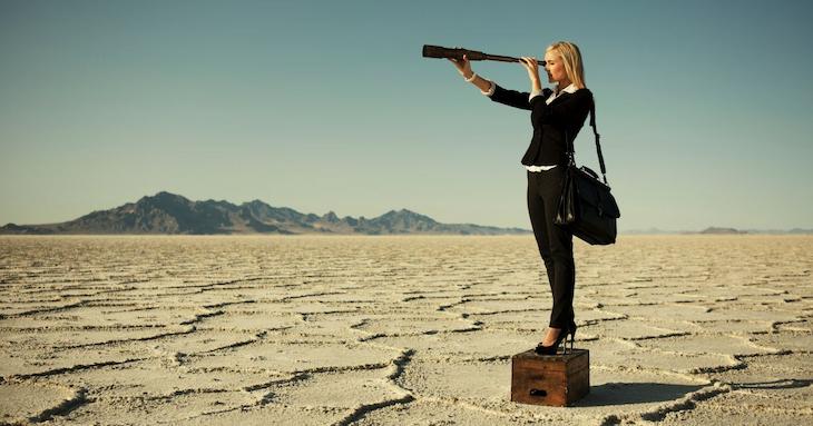 望遠鏡で遠くを見据えている女性