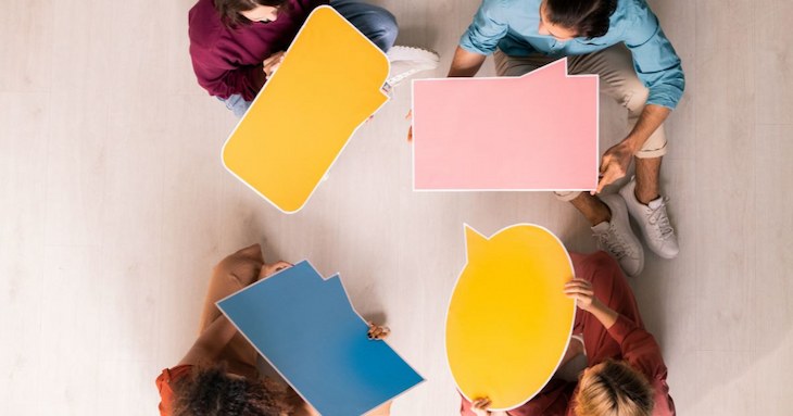 会話をしている人々