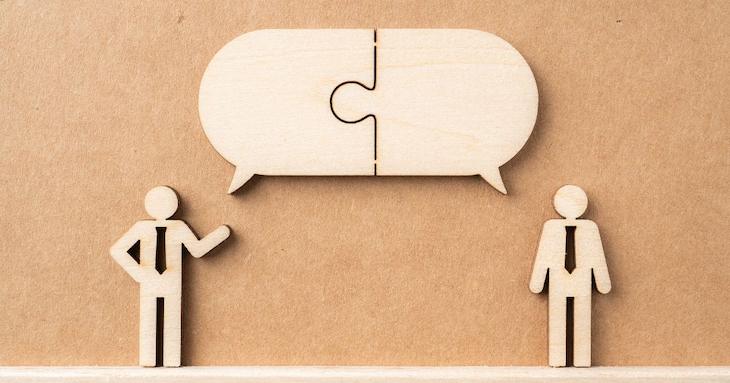 会話をしているビジネスパーソン