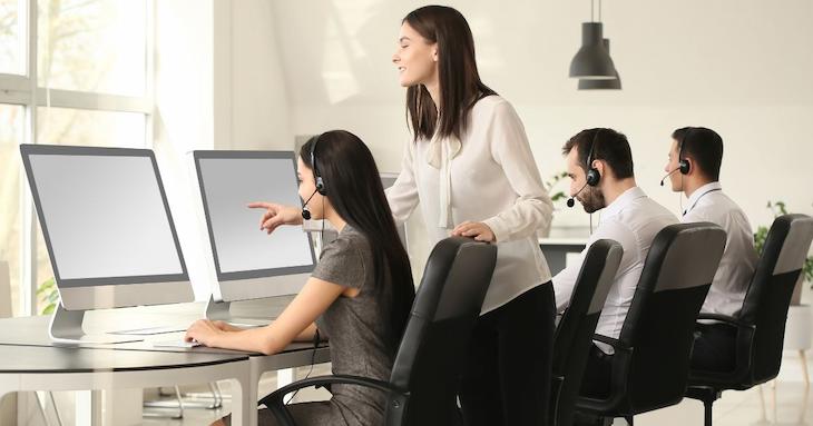 新入社員を教育している様子