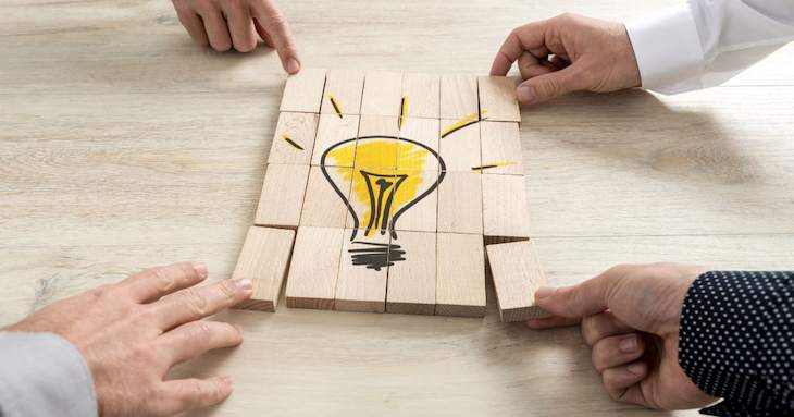 チームで協力して仕事をしている様子