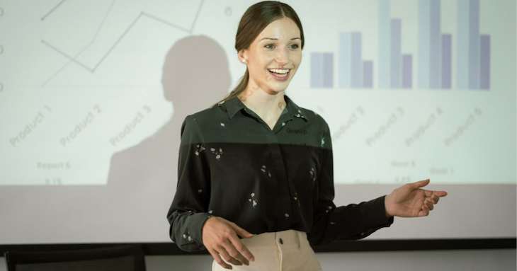プレゼンテーションを行なう女性