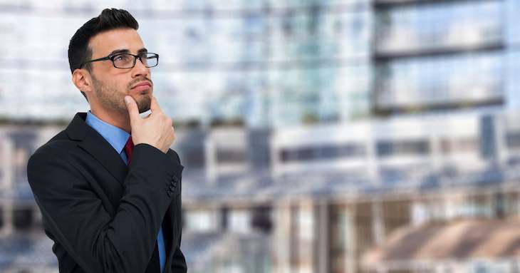 よりよい仕事の進め方を模索している男性