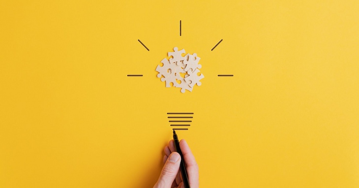 原因を掘り下げて考えているイメージ