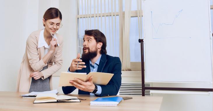 男性社員の話を聞く女性社員