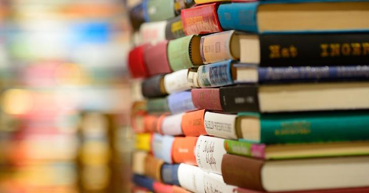 本が積み上げられている