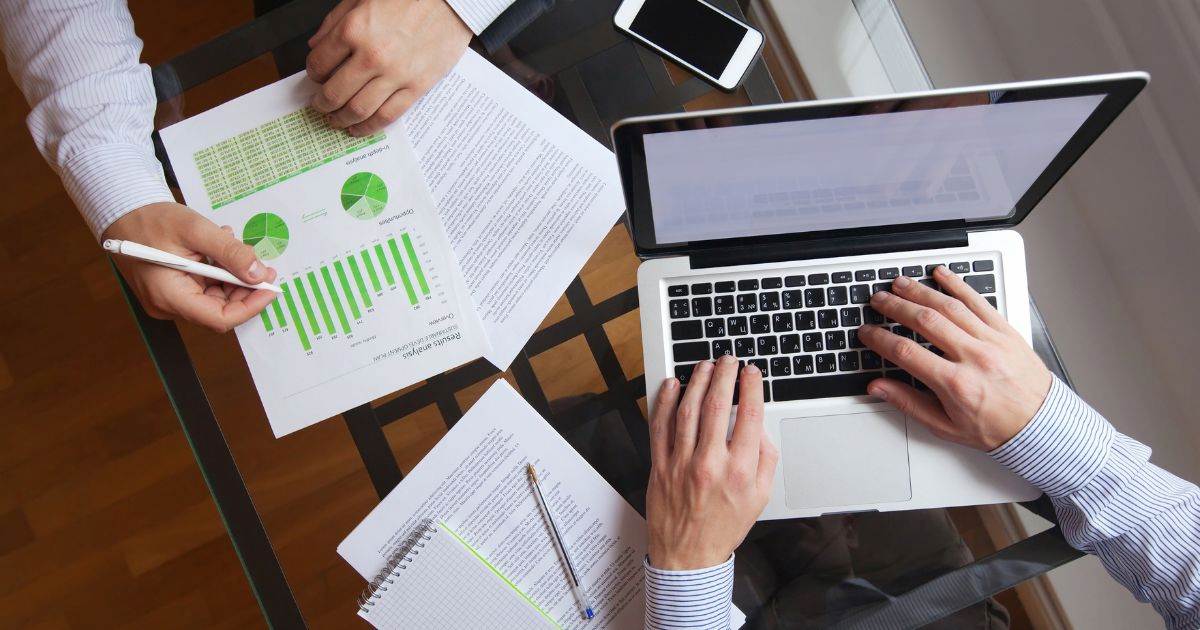 仕事をしている様子