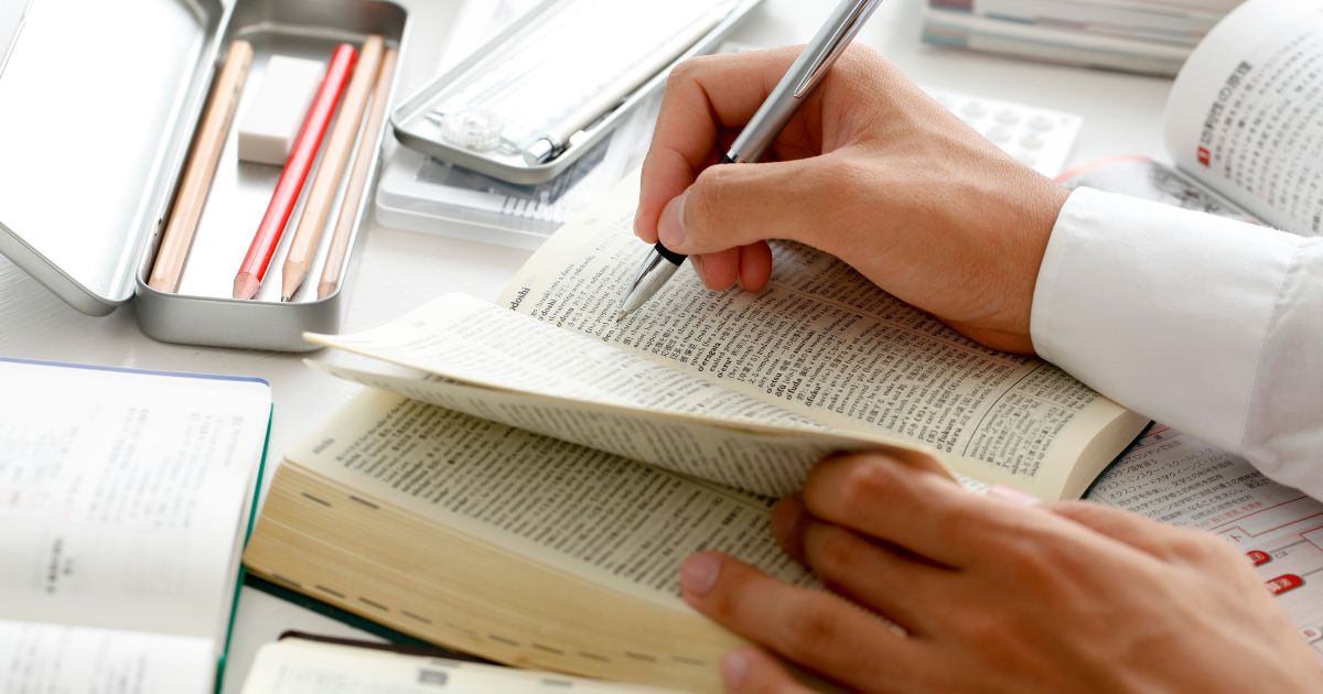 机に向かって勉強している手元