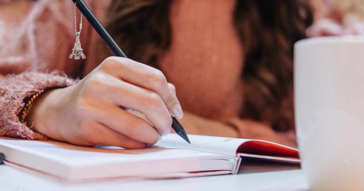 ノートに手書きしている様子