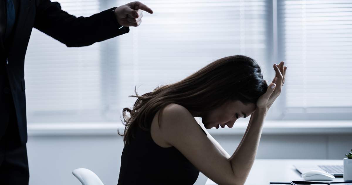 落ち込んでいる女性