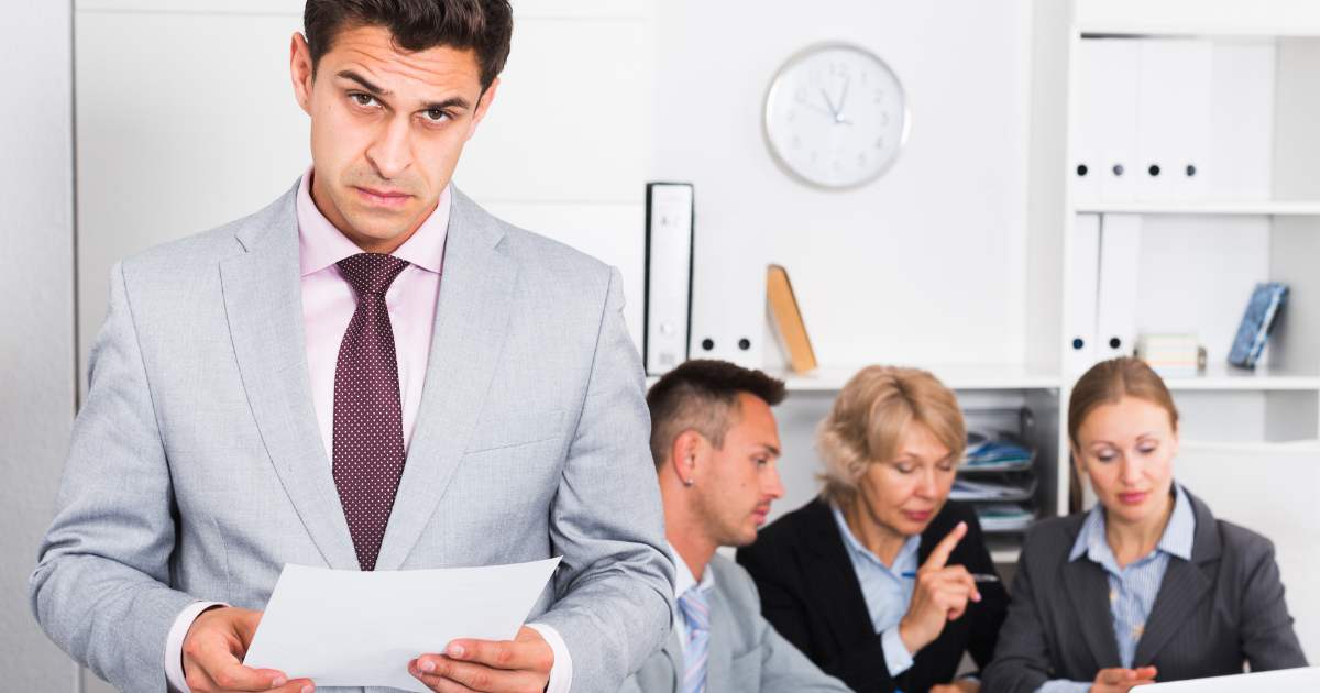 苛立っているビジネスパーソン