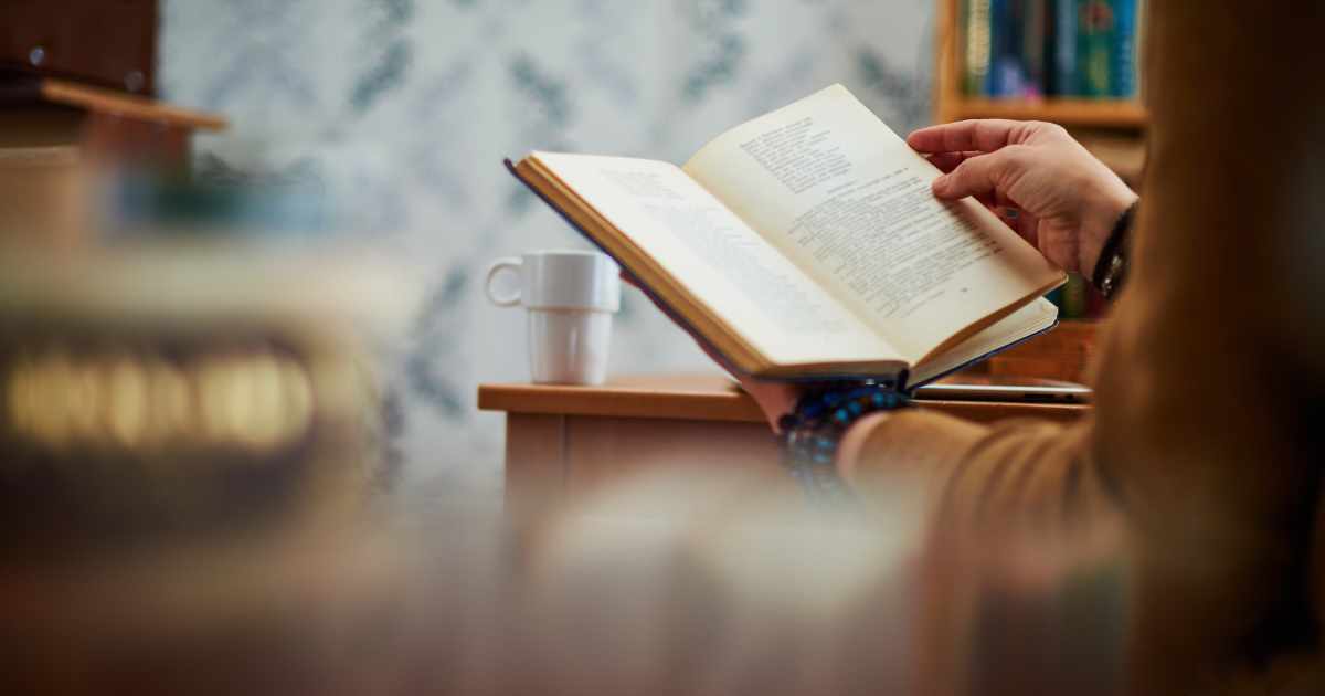 読書をする手元