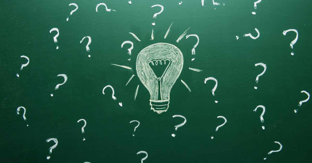 黒板にクエスチョンマークと電球が描かれている