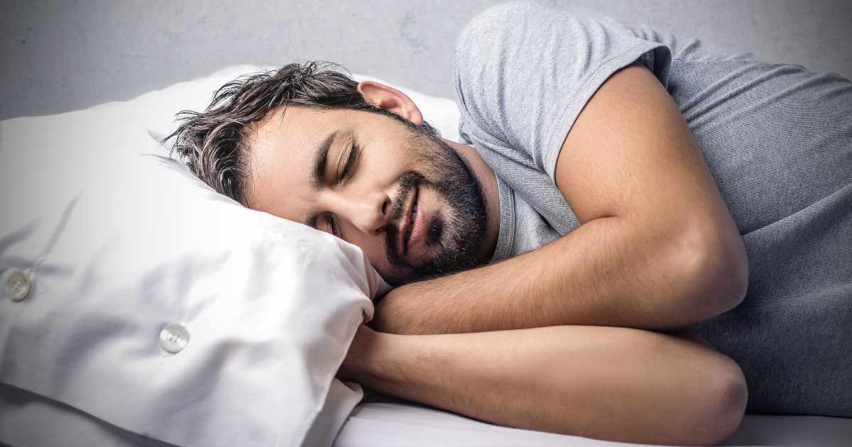 眠っている男性