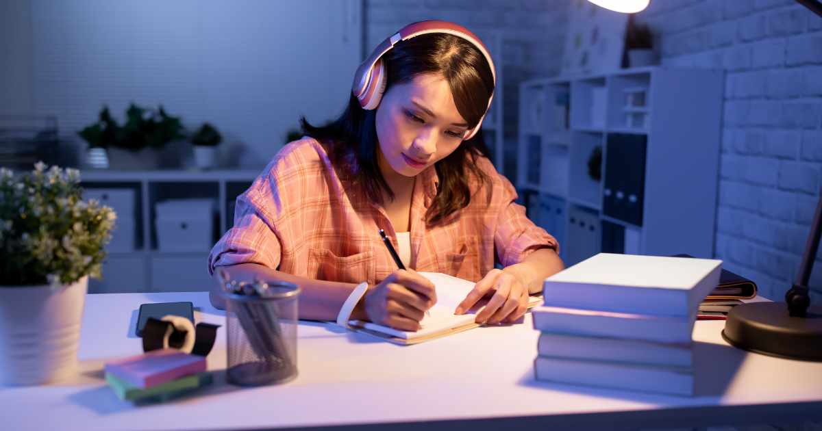 デスクに向かって勉強する女性