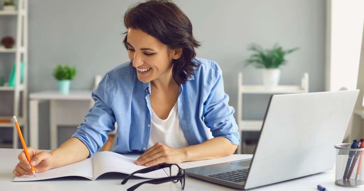 楽しそうに勉強している女性