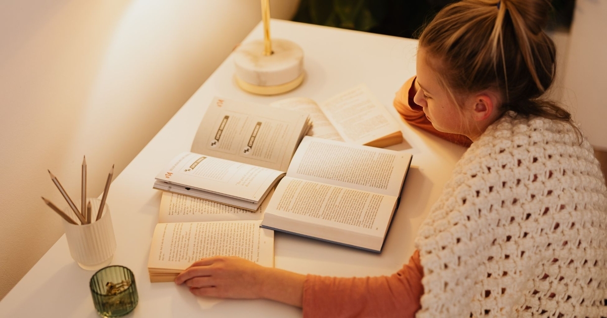 デスクで読書をする女性