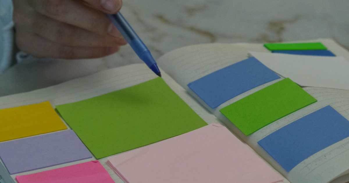 メモ書きをしている様子