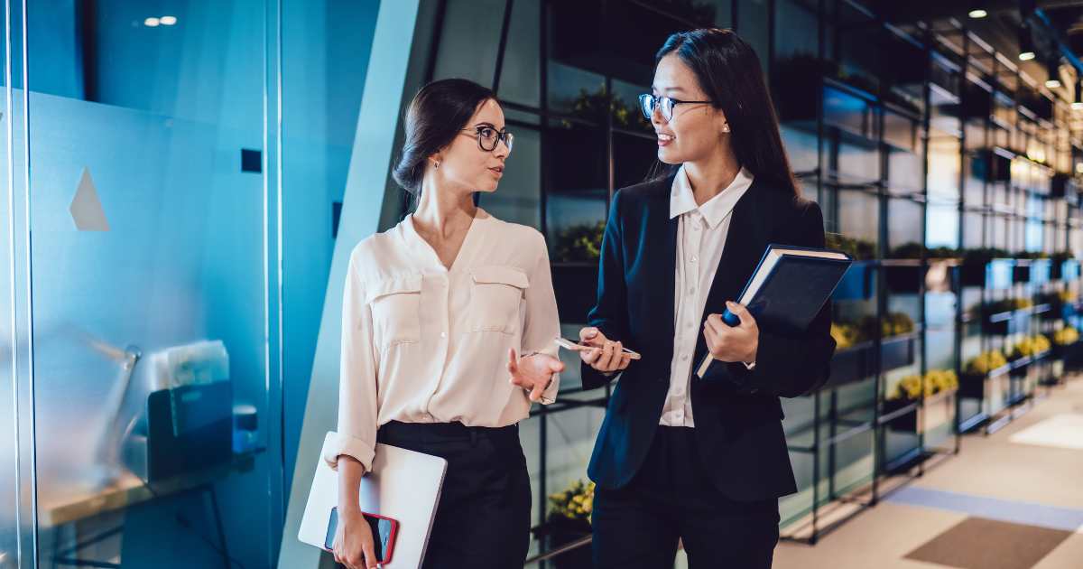 オフィスで会話している女性