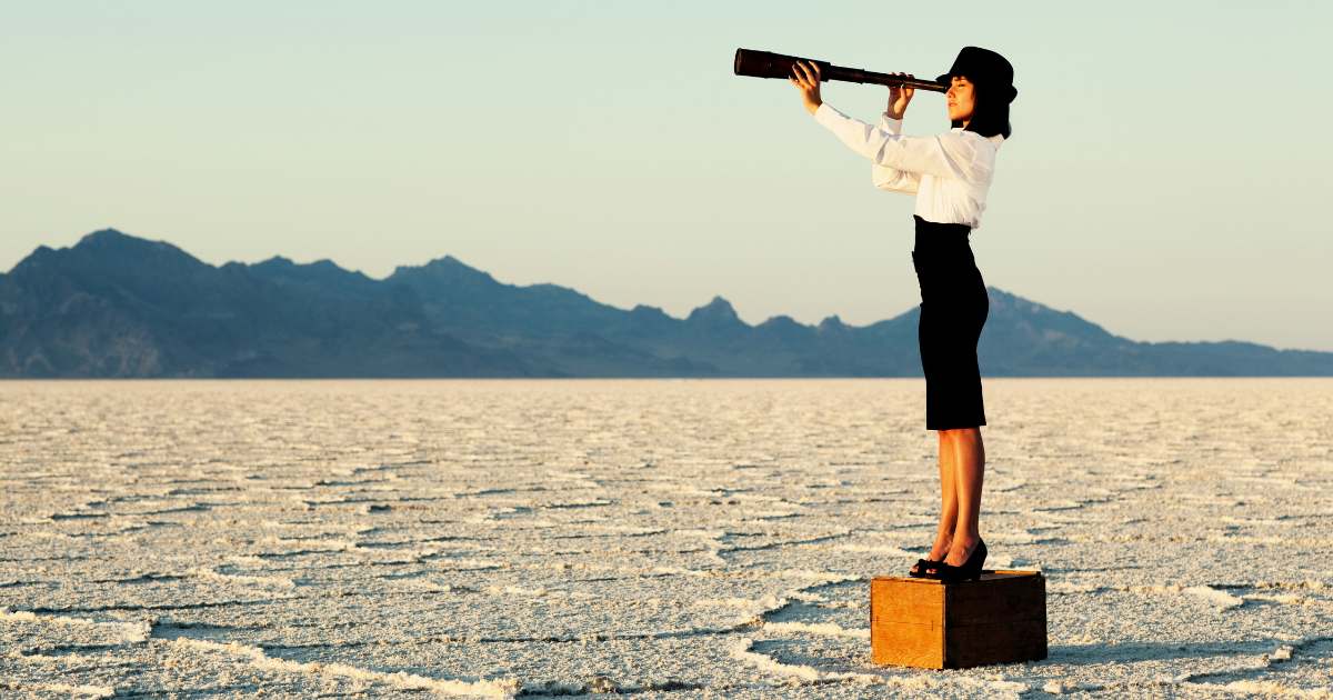 望遠鏡を覗く女性