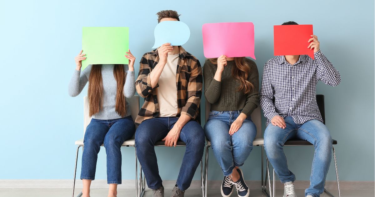 吹き出しで顔を隠した四人の人物