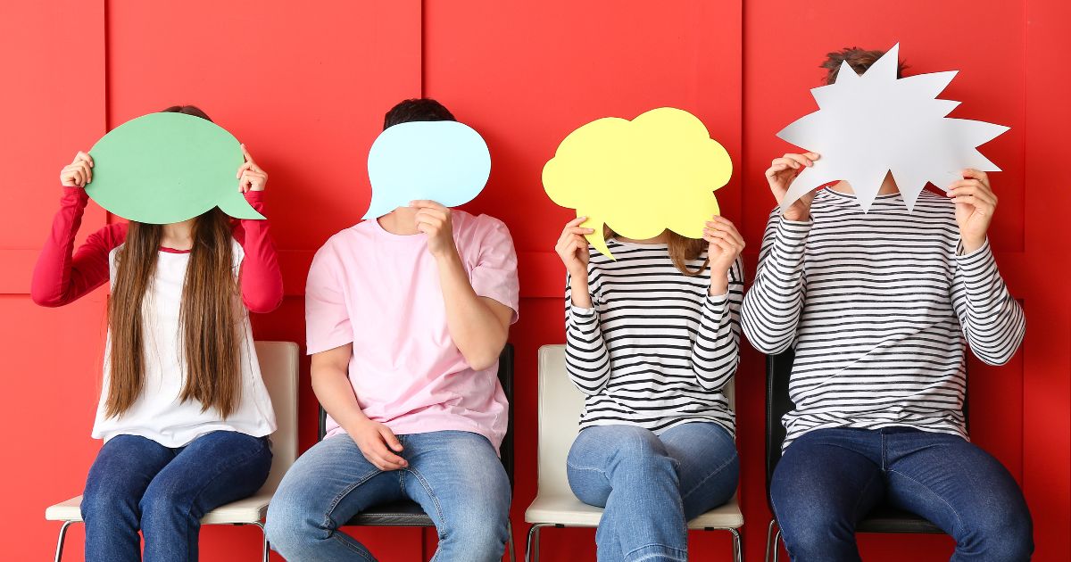 吹き出しを抱えた人々
