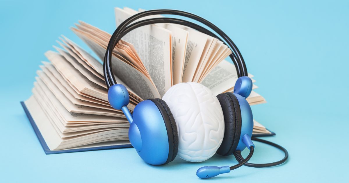 脳を模したオブジェがヘッドフォンをつけ、読書している