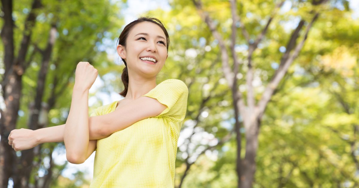 公園で運動している女性