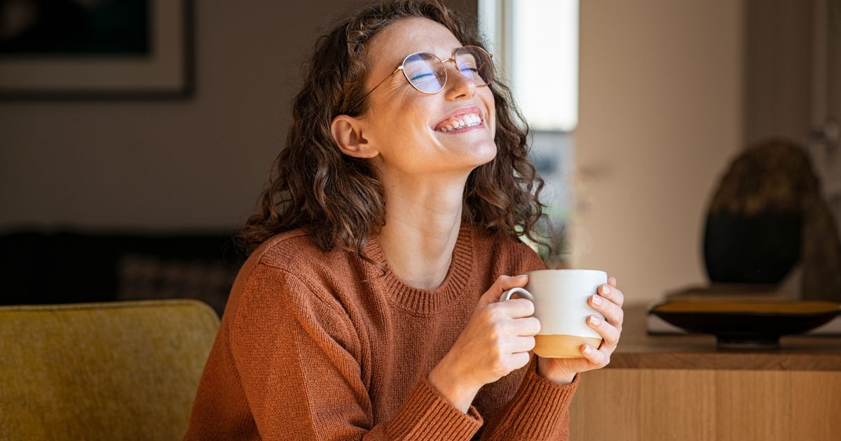 コーヒーを飲んでくつろいでいる女性