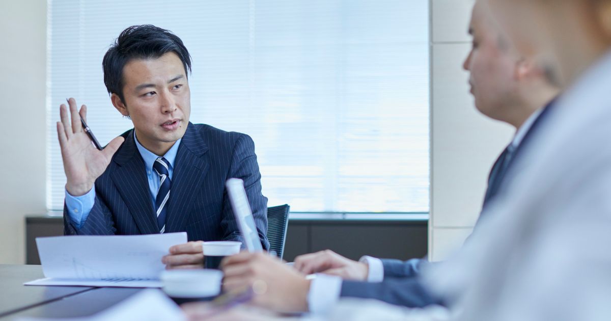 会議で話しているビジネスパーソン