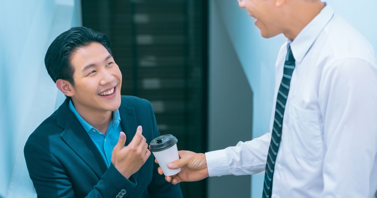 笑顔で話している男性